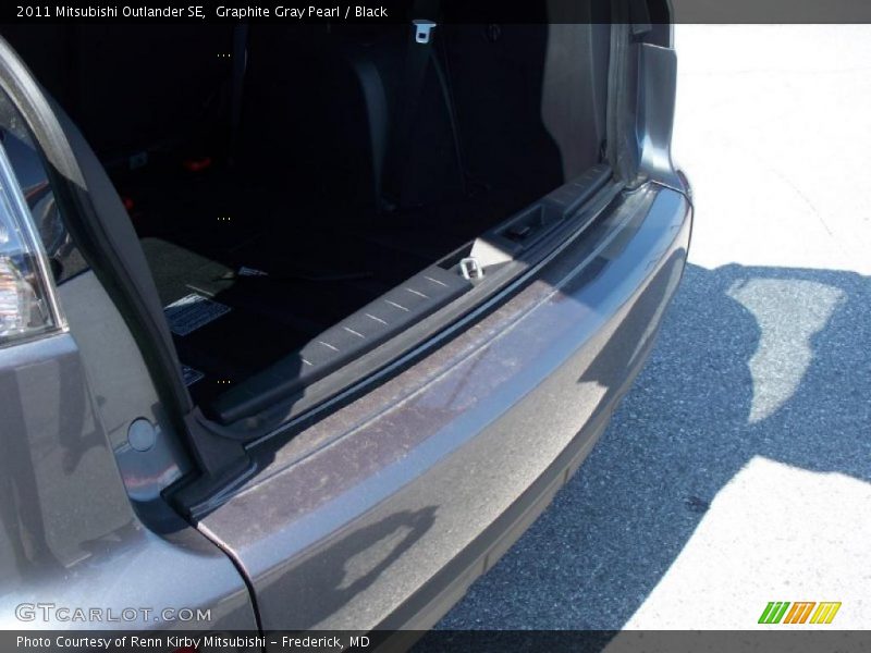 Graphite Gray Pearl / Black 2011 Mitsubishi Outlander SE