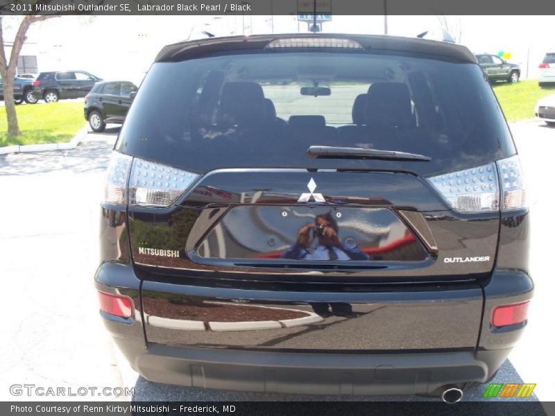 Labrador Black Pearl / Black 2011 Mitsubishi Outlander SE