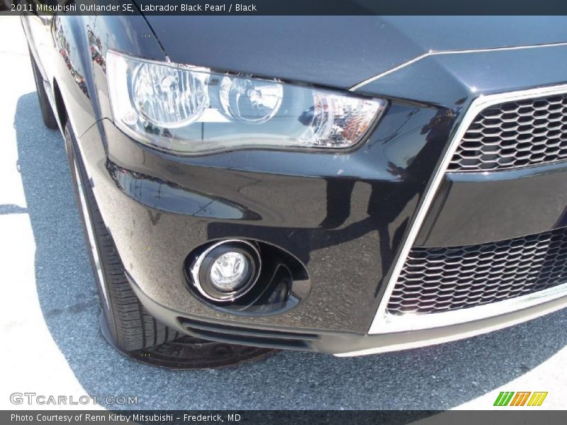 Labrador Black Pearl / Black 2011 Mitsubishi Outlander SE