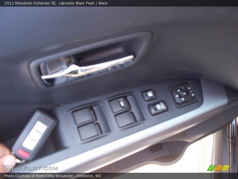 Labrador Black Pearl / Black 2011 Mitsubishi Outlander SE