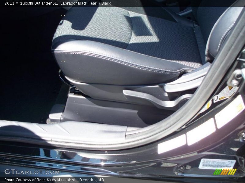 Labrador Black Pearl / Black 2011 Mitsubishi Outlander SE