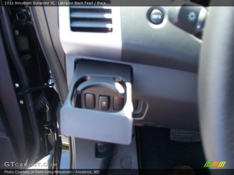 Labrador Black Pearl / Black 2011 Mitsubishi Outlander SE
