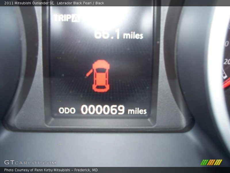 Labrador Black Pearl / Black 2011 Mitsubishi Outlander SE