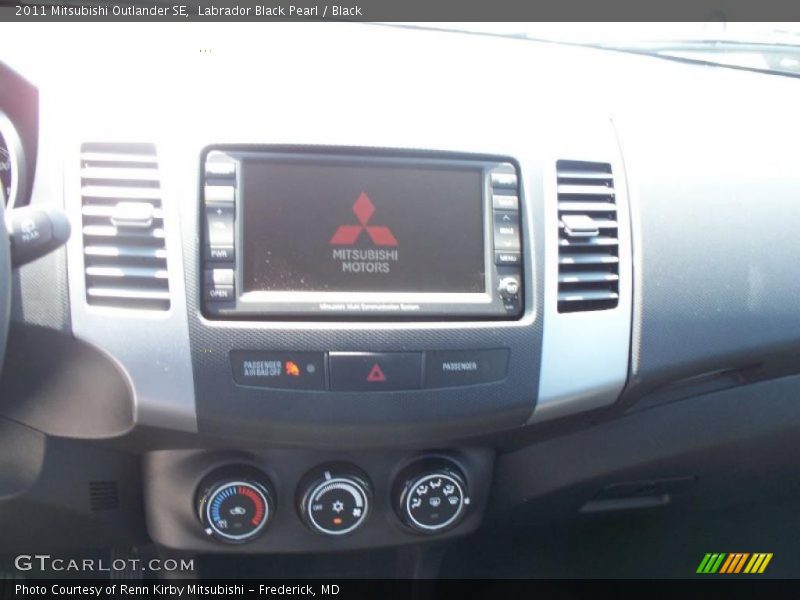 Labrador Black Pearl / Black 2011 Mitsubishi Outlander SE