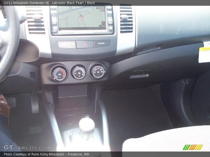 Labrador Black Pearl / Black 2011 Mitsubishi Outlander SE