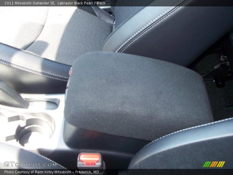 Labrador Black Pearl / Black 2011 Mitsubishi Outlander SE