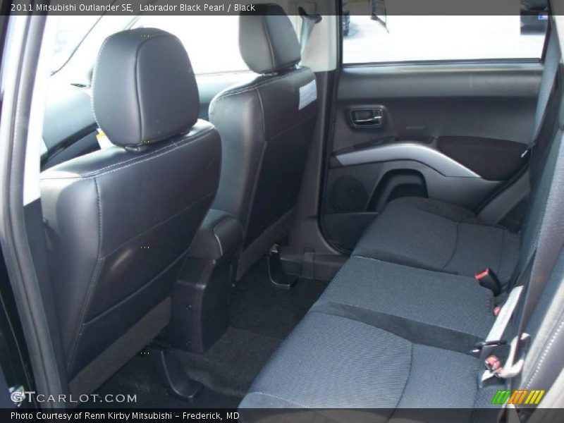 Labrador Black Pearl / Black 2011 Mitsubishi Outlander SE