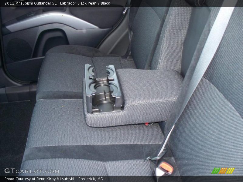Labrador Black Pearl / Black 2011 Mitsubishi Outlander SE