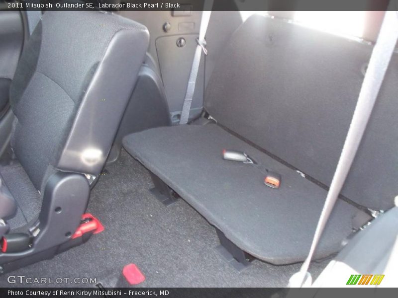 Labrador Black Pearl / Black 2011 Mitsubishi Outlander SE