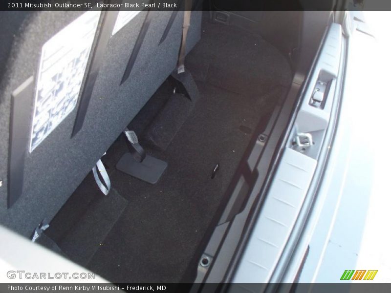 Labrador Black Pearl / Black 2011 Mitsubishi Outlander SE