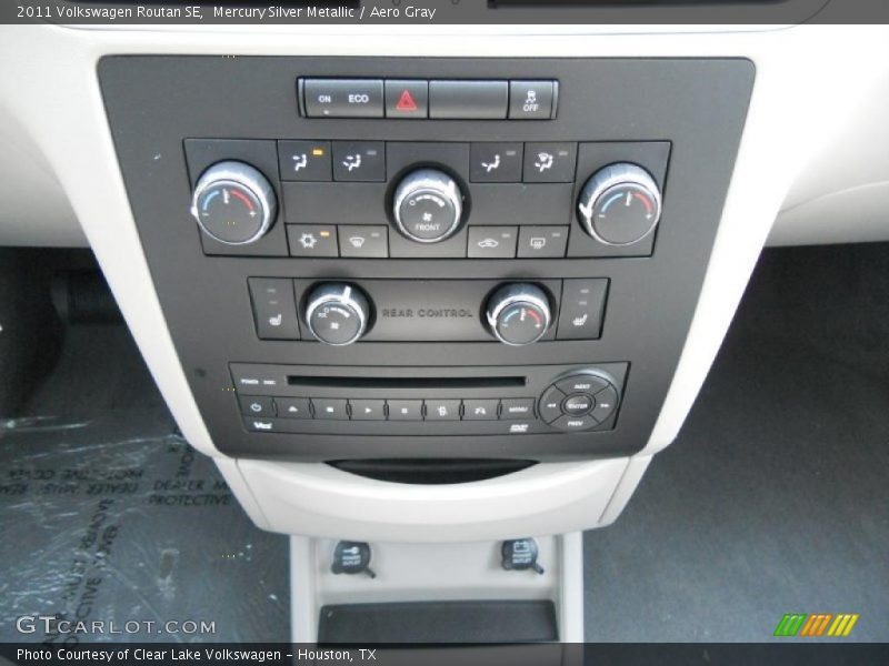 Mercury Silver Metallic / Aero Gray 2011 Volkswagen Routan SE