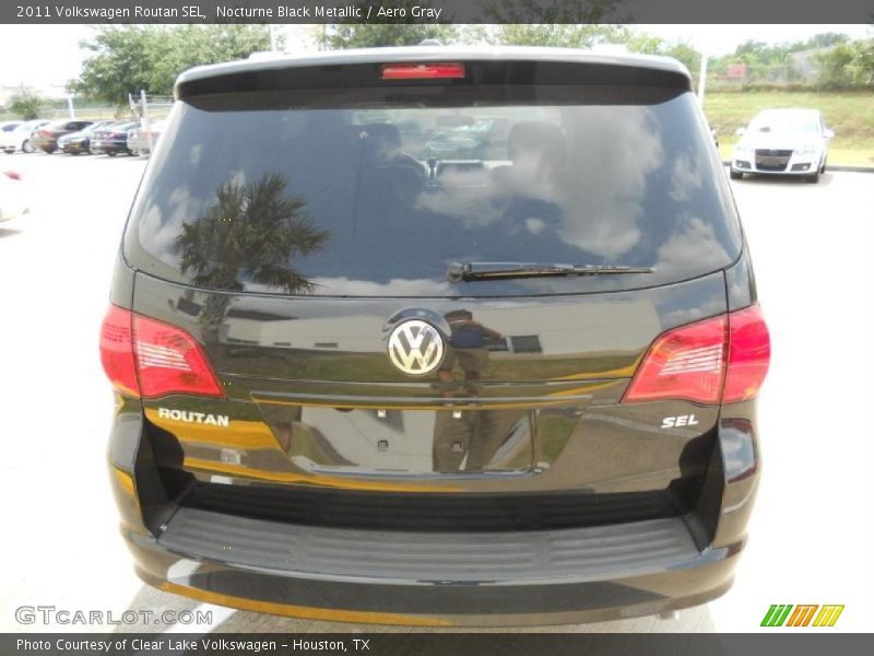 Nocturne Black Metallic / Aero Gray 2011 Volkswagen Routan SEL