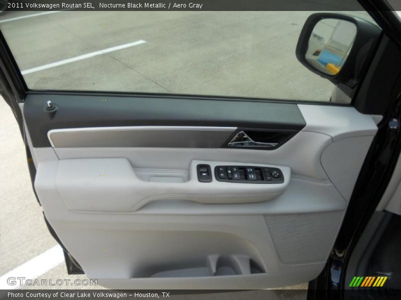 Nocturne Black Metallic / Aero Gray 2011 Volkswagen Routan SEL
