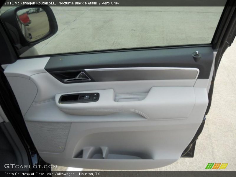 Nocturne Black Metallic / Aero Gray 2011 Volkswagen Routan SEL