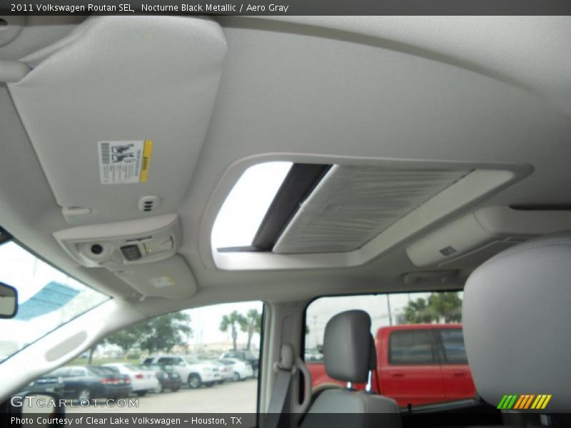 Nocturne Black Metallic / Aero Gray 2011 Volkswagen Routan SEL