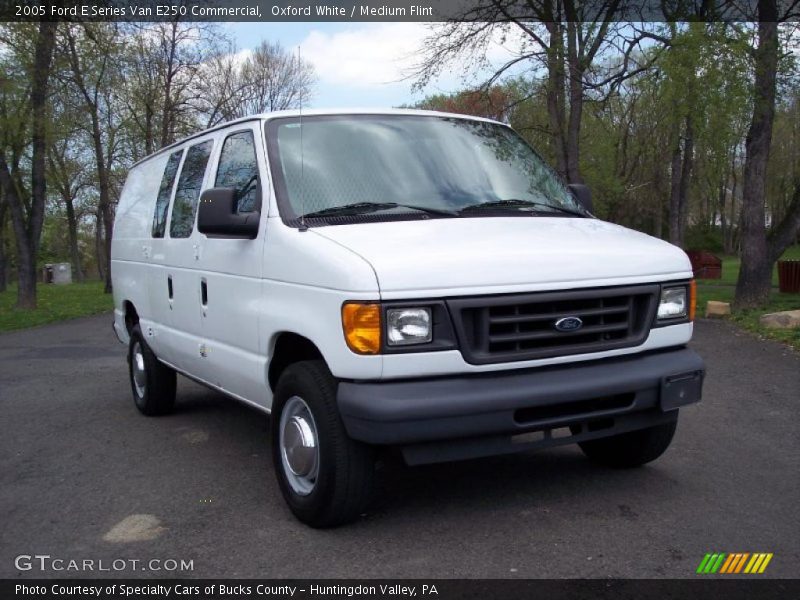 Front 3/4 View of 2005 E Series Van E250 Commercial