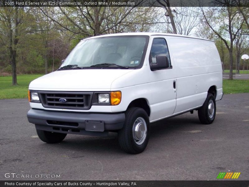 Front 3/4 View of 2005 E Series Van E250 Commercial