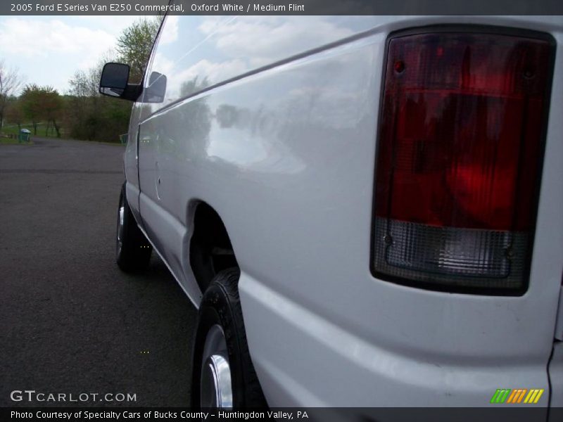 Oxford White / Medium Flint 2005 Ford E Series Van E250 Commercial