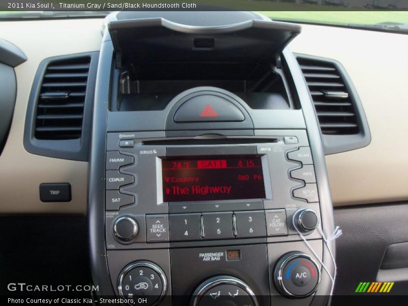 Titanium Gray / Sand/Black Houndstooth Cloth 2011 Kia Soul !