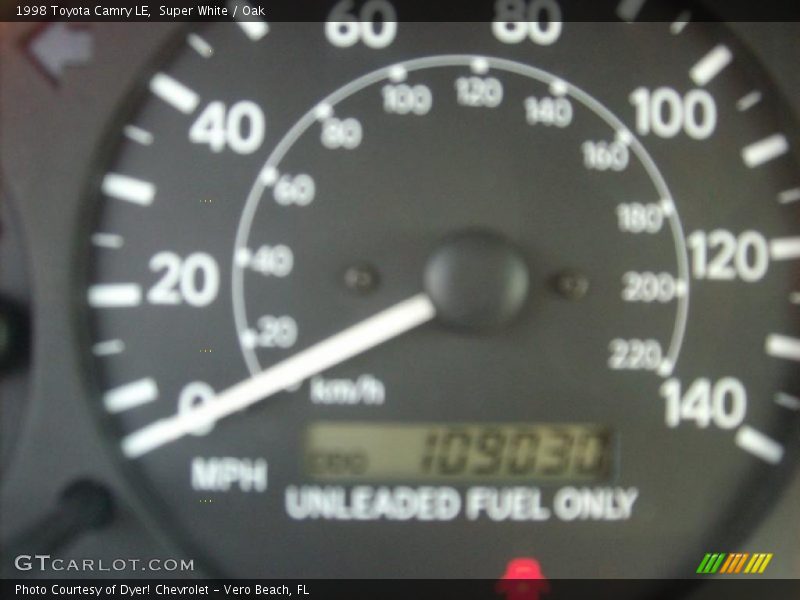 Super White / Oak 1998 Toyota Camry LE