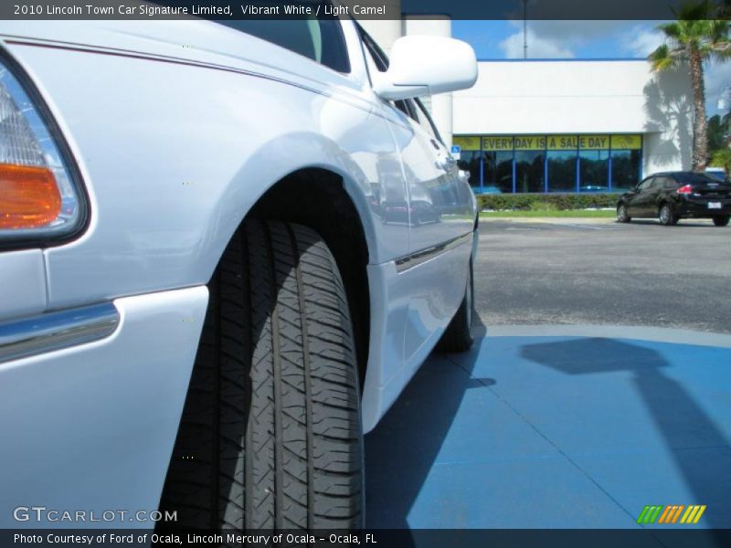 Vibrant White / Light Camel 2010 Lincoln Town Car Signature Limited