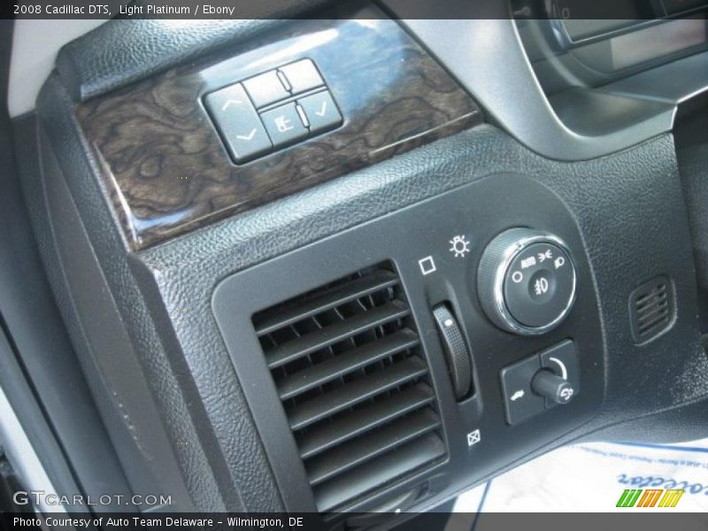 Light Platinum / Ebony 2008 Cadillac DTS