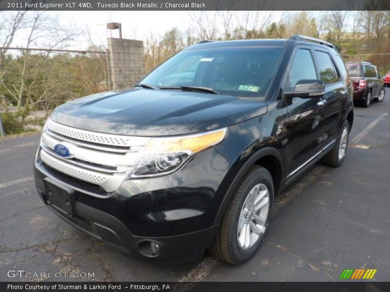 Front 3/4 View of 2011 Explorer XLT 4WD