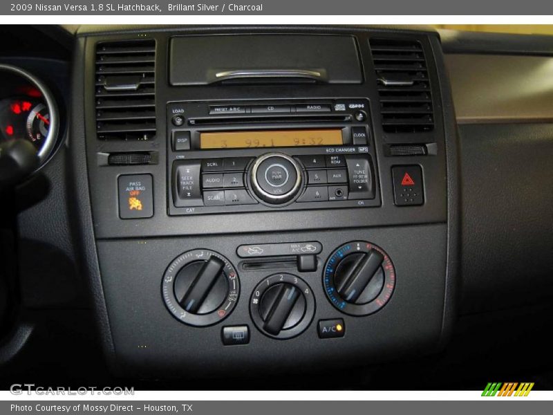Brillant Silver / Charcoal 2009 Nissan Versa 1.8 SL Hatchback