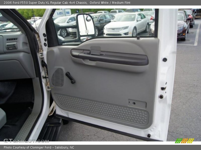 Door Panel of 2006 F550 Super Duty XL Regular Cab 4x4 Chassis