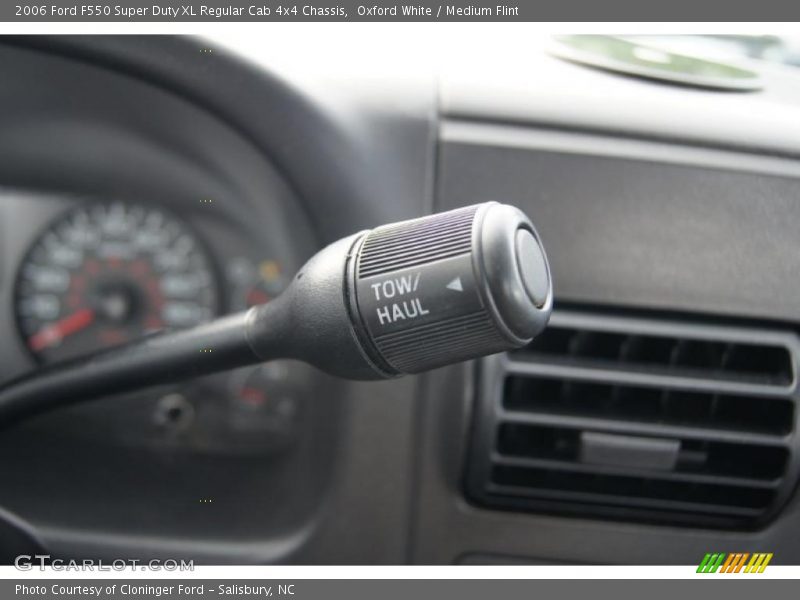 Controls of 2006 F550 Super Duty XL Regular Cab 4x4 Chassis