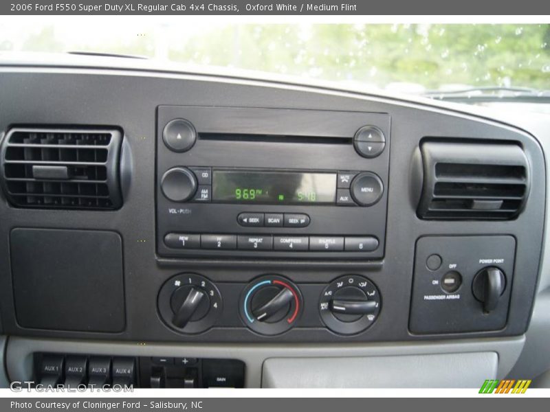Controls of 2006 F550 Super Duty XL Regular Cab 4x4 Chassis