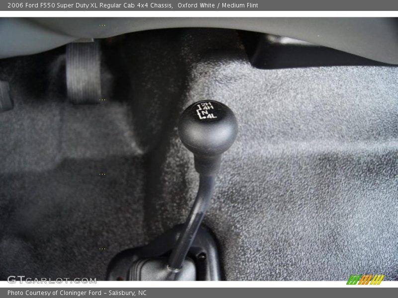 Oxford White / Medium Flint 2006 Ford F550 Super Duty XL Regular Cab 4x4 Chassis