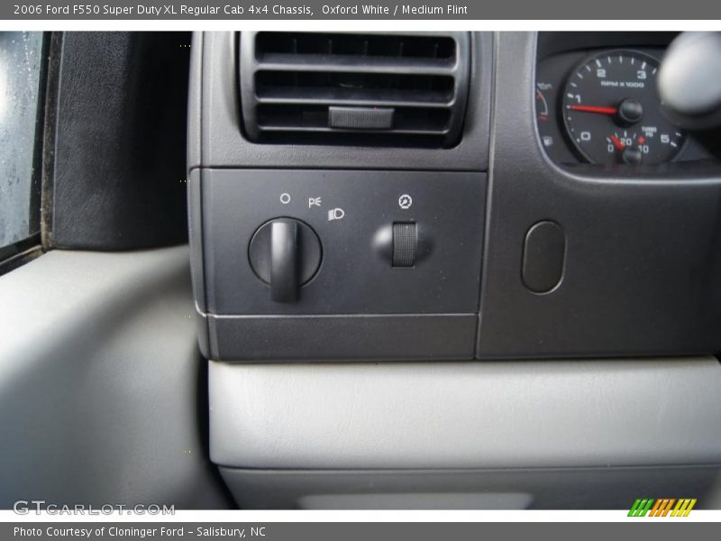 Oxford White / Medium Flint 2006 Ford F550 Super Duty XL Regular Cab 4x4 Chassis