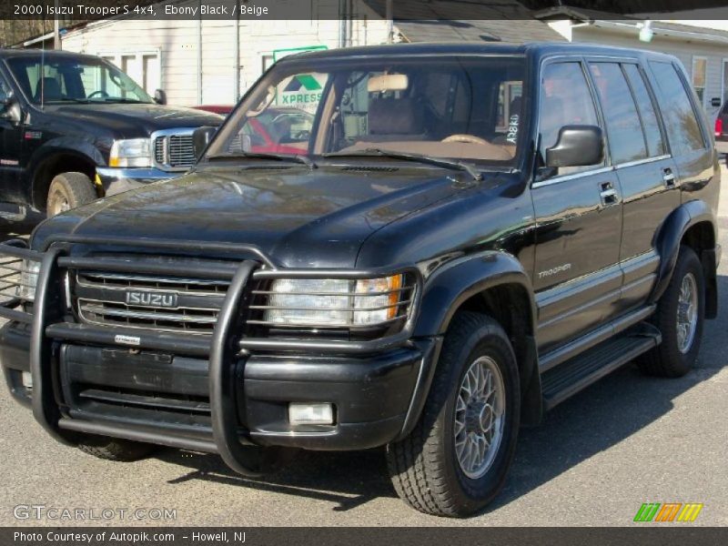 Front 3/4 View of 2000 Trooper S 4x4