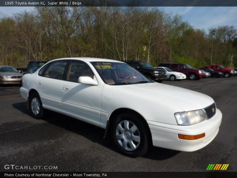 Front 3/4 View of 1995 Avalon XL