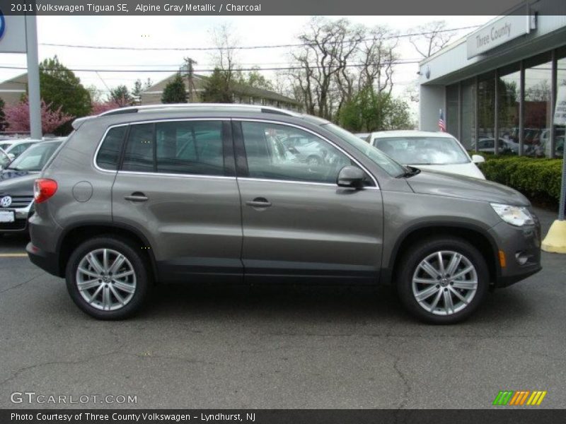 Alpine Gray Metallic / Charcoal 2011 Volkswagen Tiguan SE