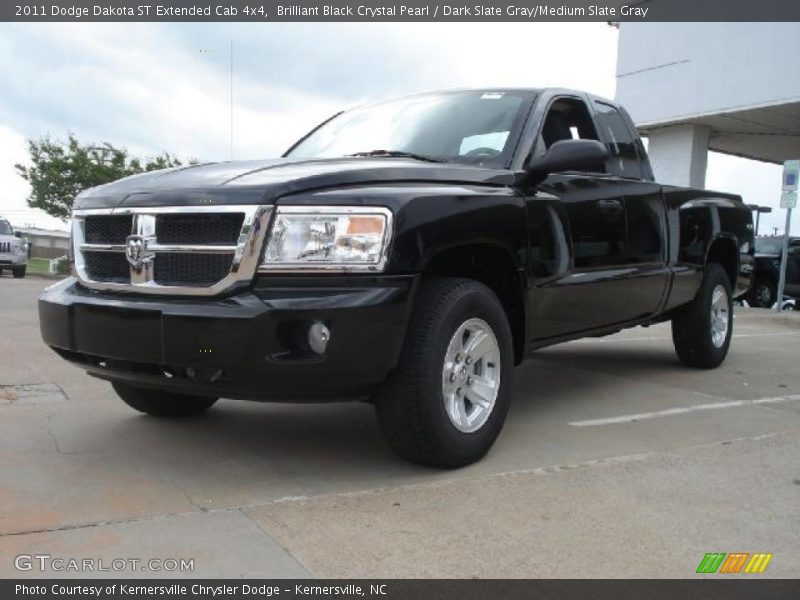 Front 3/4 View of 2011 Dakota ST Extended Cab 4x4