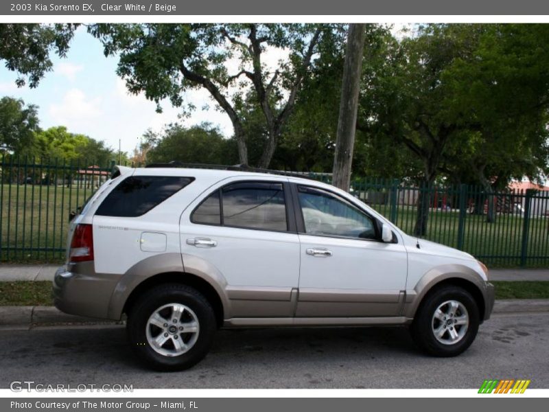 Clear White / Beige 2003 Kia Sorento EX