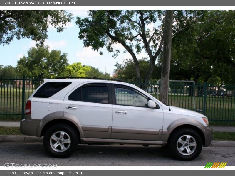 Clear White / Beige 2003 Kia Sorento EX