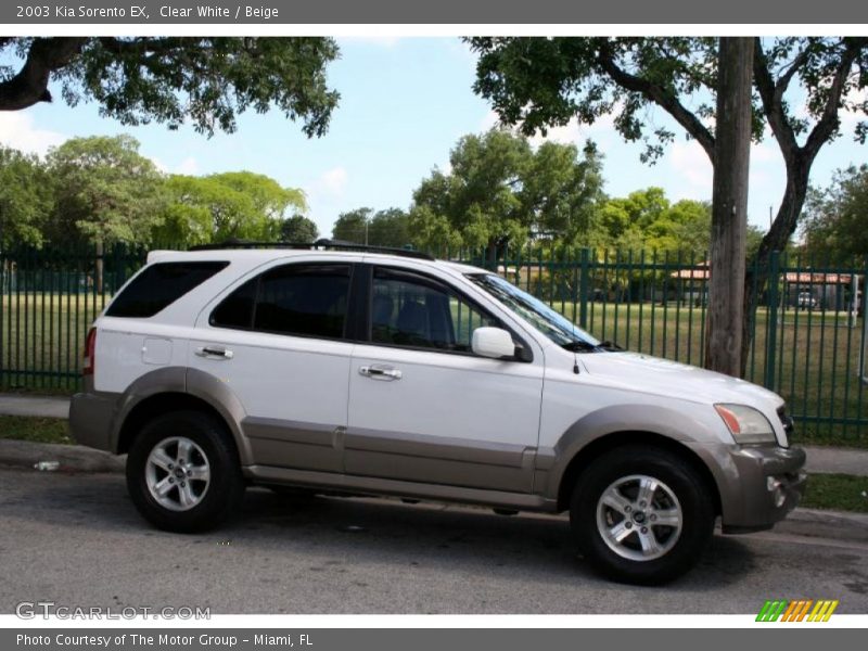 Clear White / Beige 2003 Kia Sorento EX