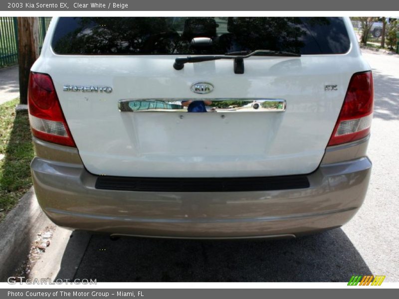 Clear White / Beige 2003 Kia Sorento EX