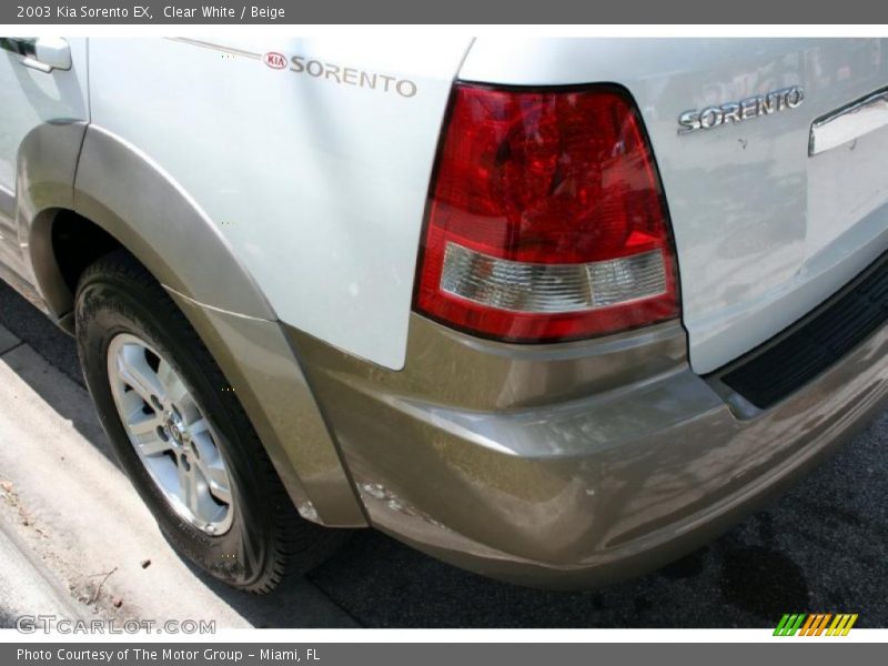 Clear White / Beige 2003 Kia Sorento EX