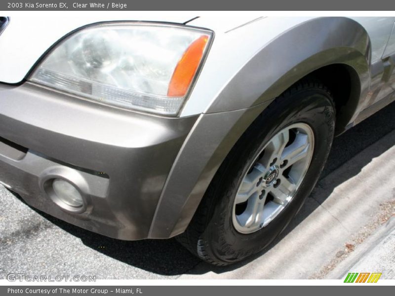 Clear White / Beige 2003 Kia Sorento EX