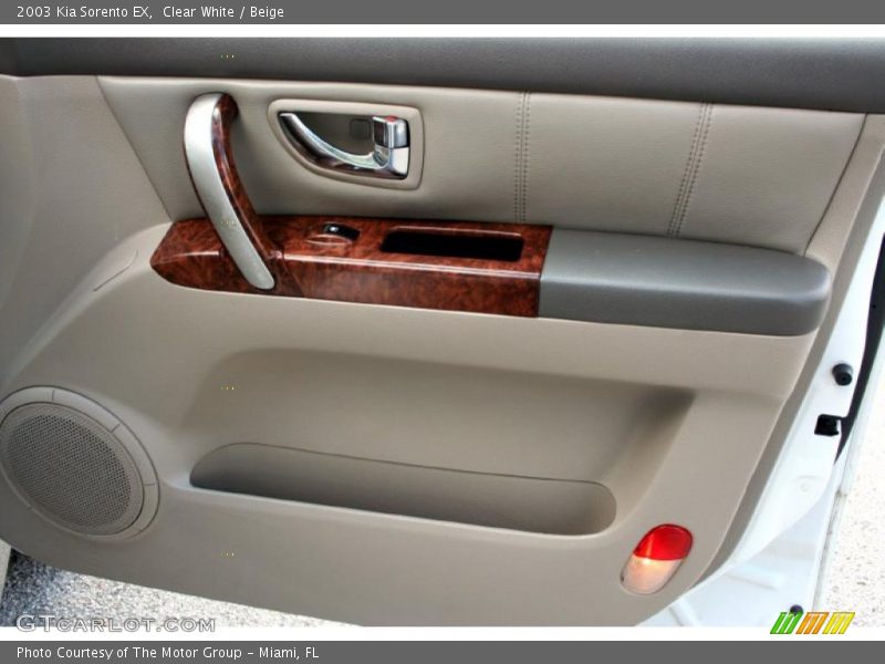 Clear White / Beige 2003 Kia Sorento EX