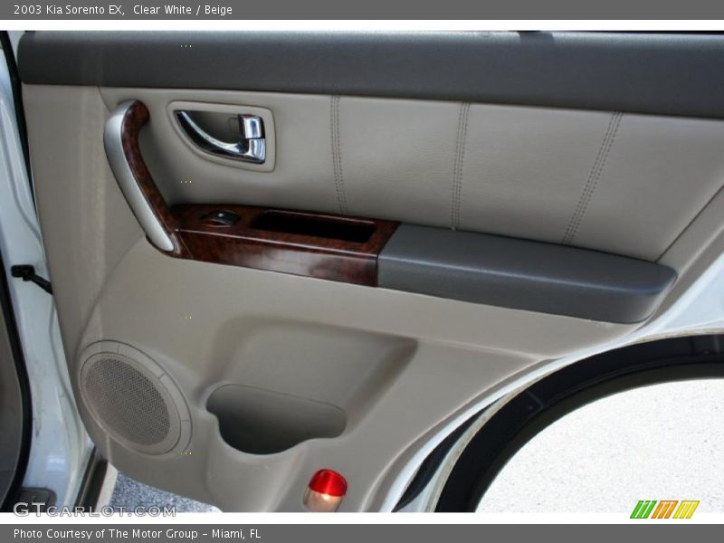 Clear White / Beige 2003 Kia Sorento EX