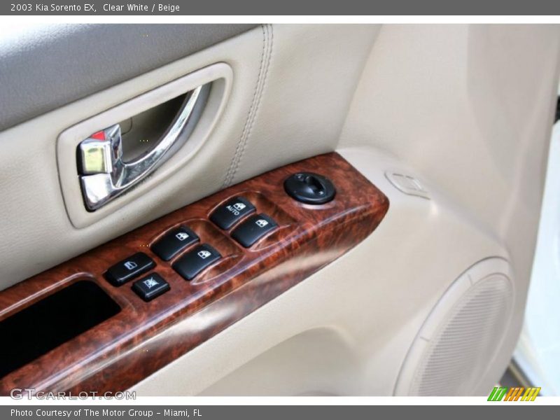 Clear White / Beige 2003 Kia Sorento EX