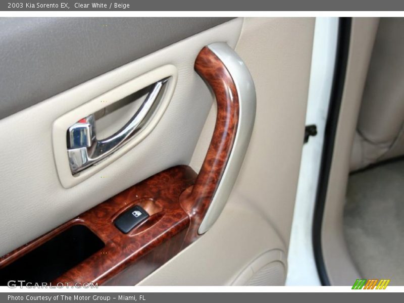 Clear White / Beige 2003 Kia Sorento EX