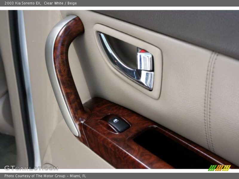 Clear White / Beige 2003 Kia Sorento EX