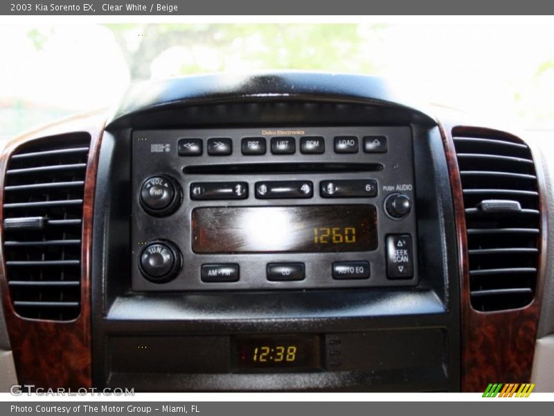 Clear White / Beige 2003 Kia Sorento EX