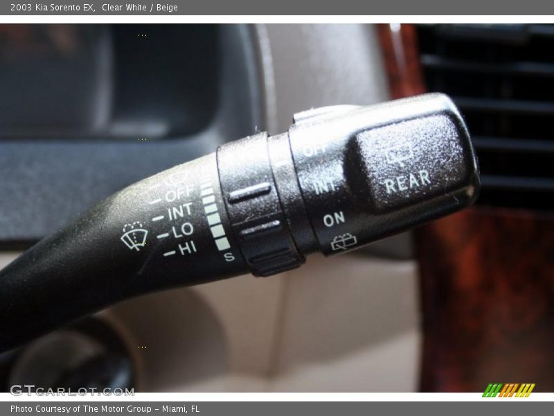 Clear White / Beige 2003 Kia Sorento EX